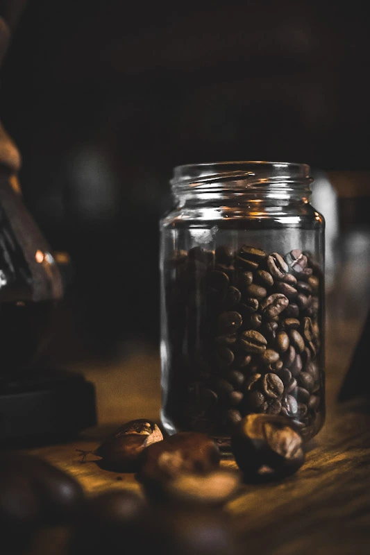 Des grains de café dans un bocal en verre