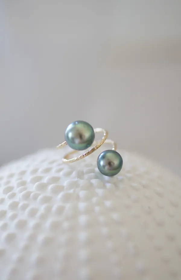Une bague avec deux perles
