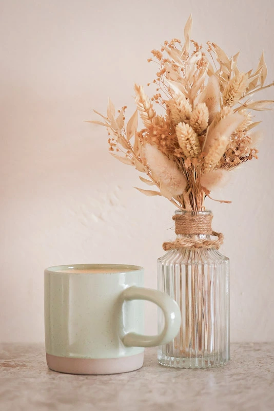 Une tasse à café et un bouquet de fleurs